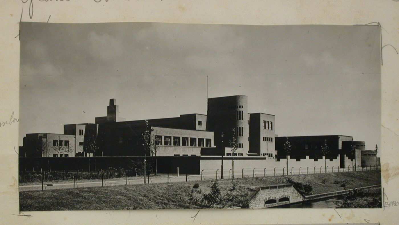 Lycée à La Haye. J. Limburg architecte. Hollande