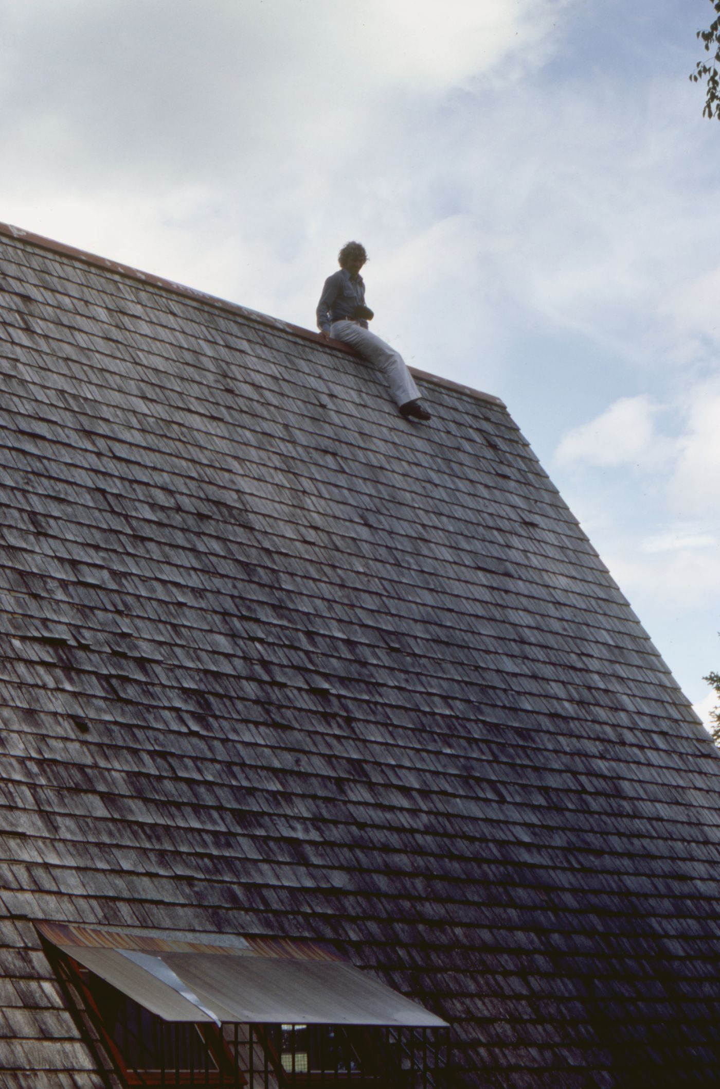 Portrait d'un homme sur le faîte d'un toit, Maison du docteur Simon Richer, Nominingue, Québec, Canada