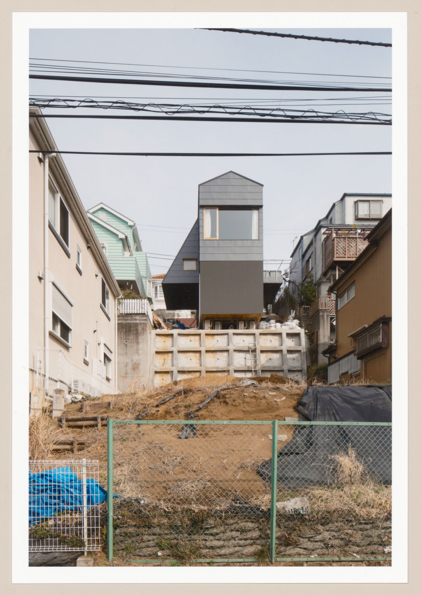 House on a slope (Go Hasegawa & Associates, 2016-2017), Kawasaki, Japan

