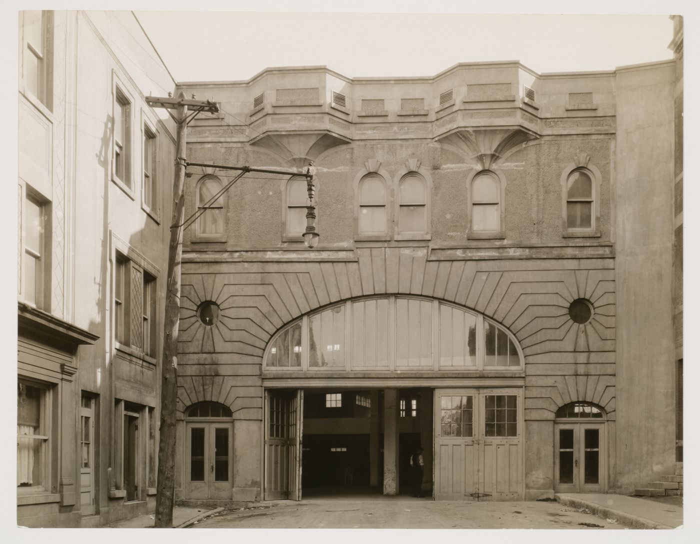 Vue de la façade arrière du Motordrome, Garage de la Montée du Zouave, Montréal, Canada (1919-1920)