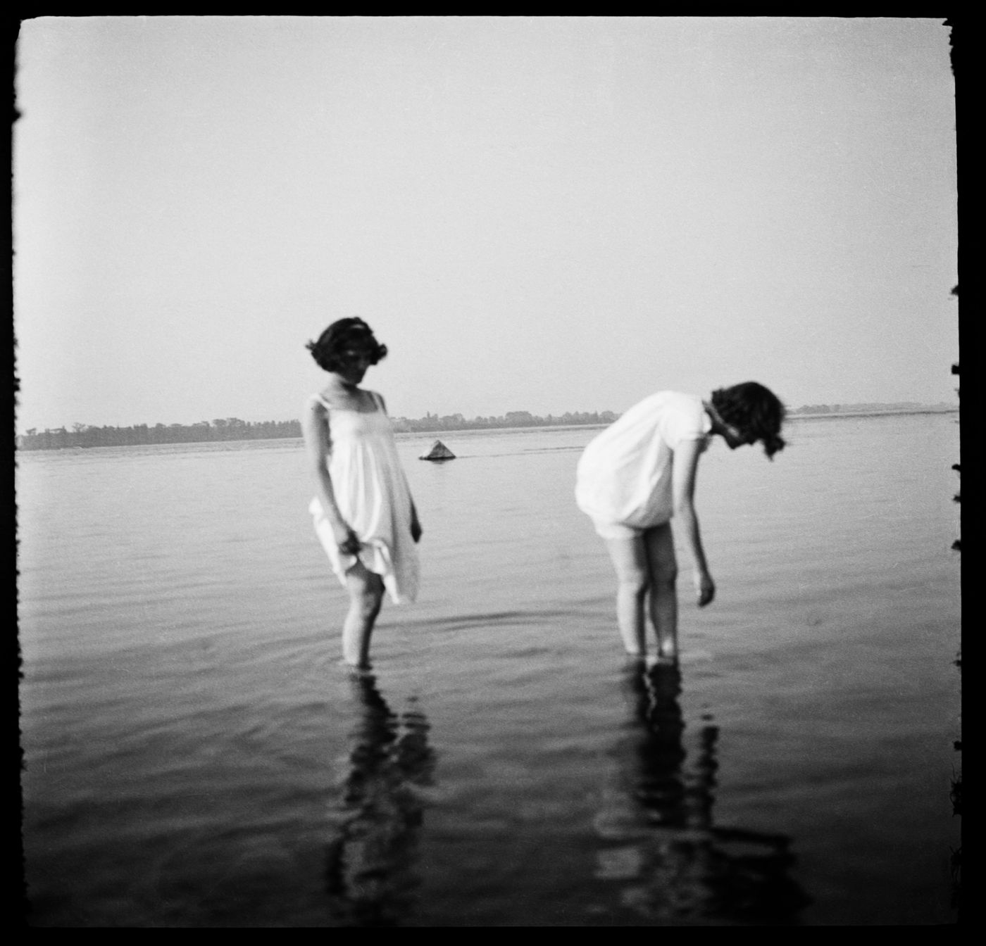Portrait de deux femmes non identifiées, possiblement Clorinthe et Cécile Perron, près de la rive d'une étendue d'eau