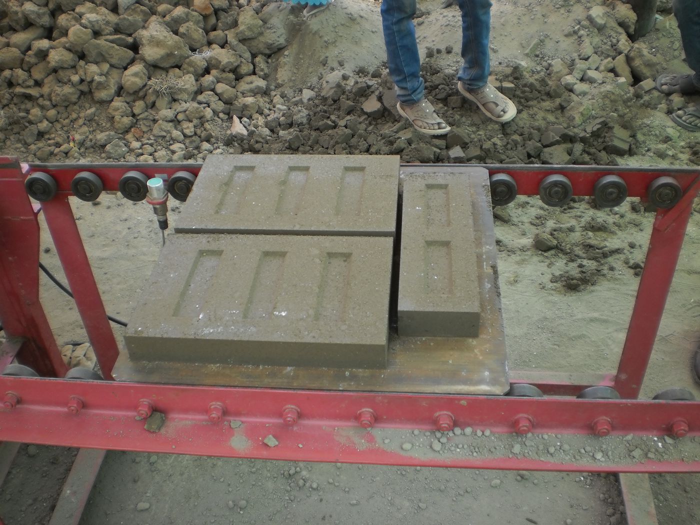 House in Ahmedabad : pressed-earth bricks on-site