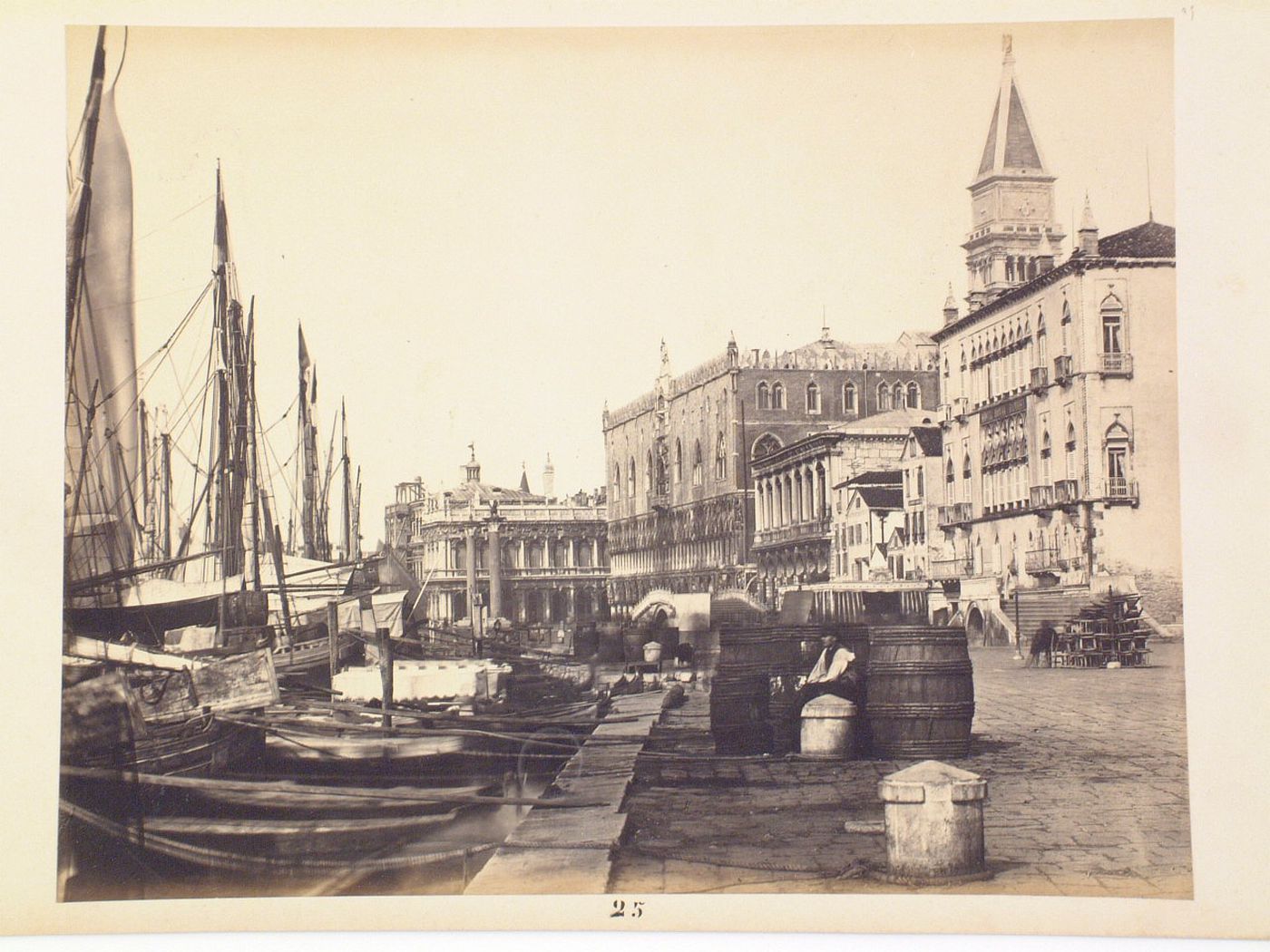 Venise, que des Esclavons devant l'hotel Danieli