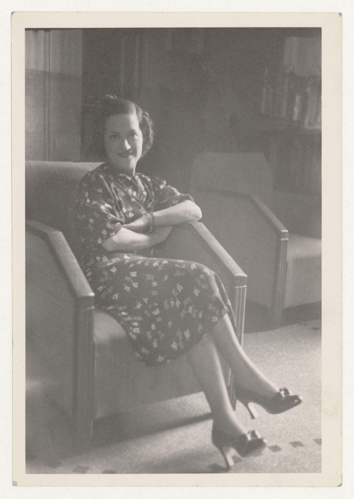 Portrait de Clorinthe Perron, assise, à la maison Ernest Cormier, Montréal
