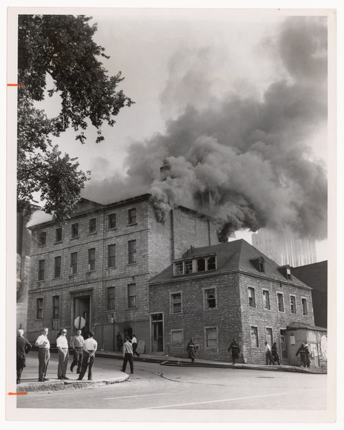 Ancienne maison de Benjamin Beaubien en proie à un incendie, coin des rues Saint-Gabriel et Craig (aujourd'hui Saint-Antoine), Montréal, Québec