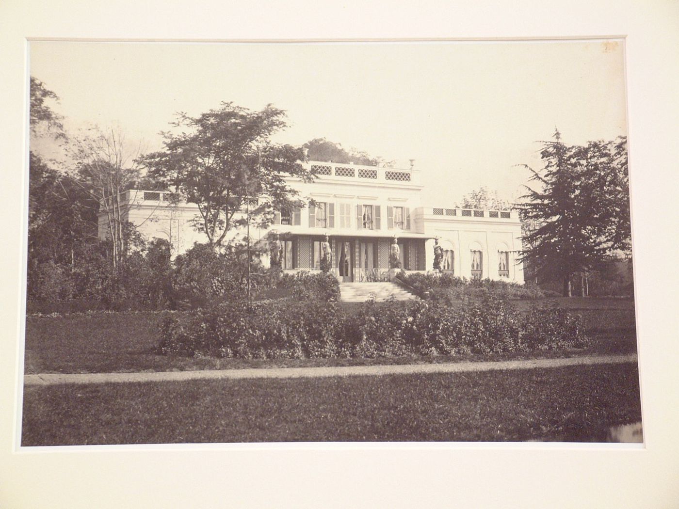 Bois de Boulogne, view of le péristyle à caryatides, Château de Longchamps, Paris, France