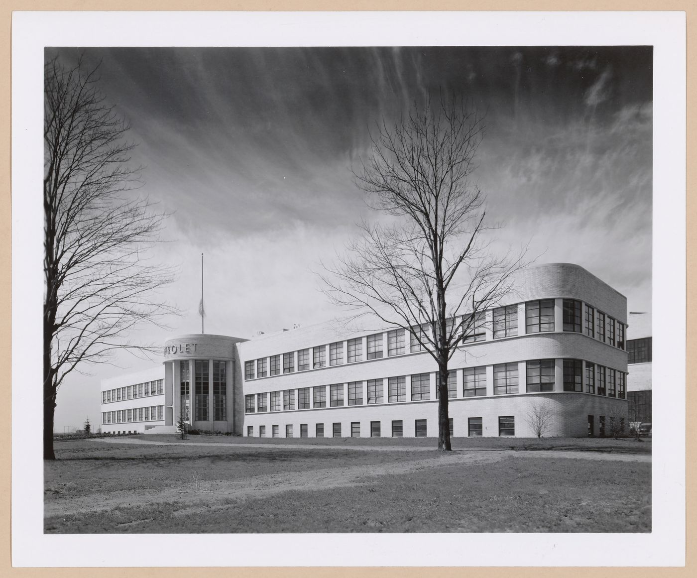 View of the principal and lateral façades of the Administration Building, General Motors Corporation Chevrolet division Automobile Assembly Plant, Flint, Michigan