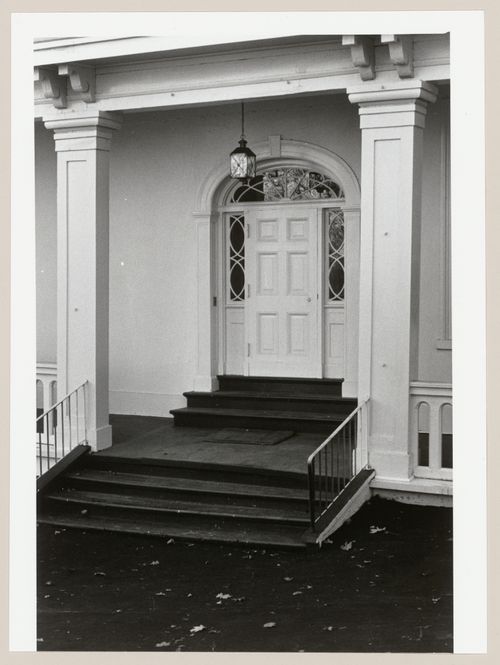 View of the main entrance to Maison Braemar, 3219 The Boulevard, Westmount, Québec