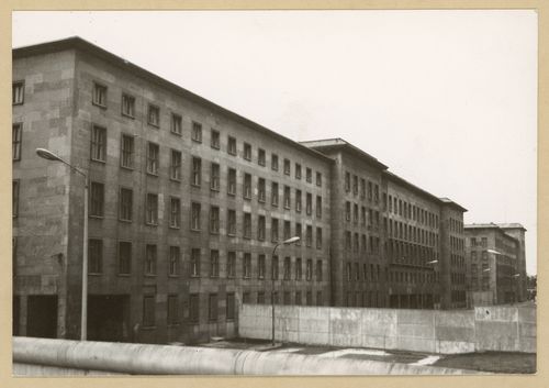 Reference view of Reichsluftfahrtministerium (Ministry of Aviation) with Berlin Wall in foreground for Monumento às vítimas da Gestapo, Prinz-Albrecht-Palais, Berlin, Germany