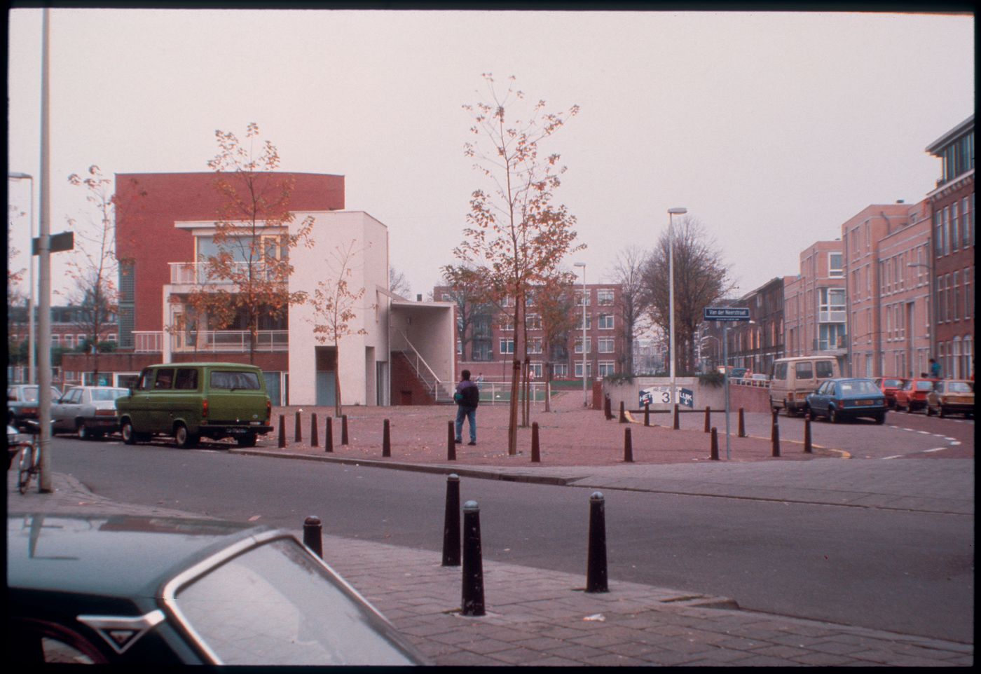 Exterior view of Duas habitações e duas lojas [Housing and shopping complex, Schilderswijk], The Hague, The Netherlands