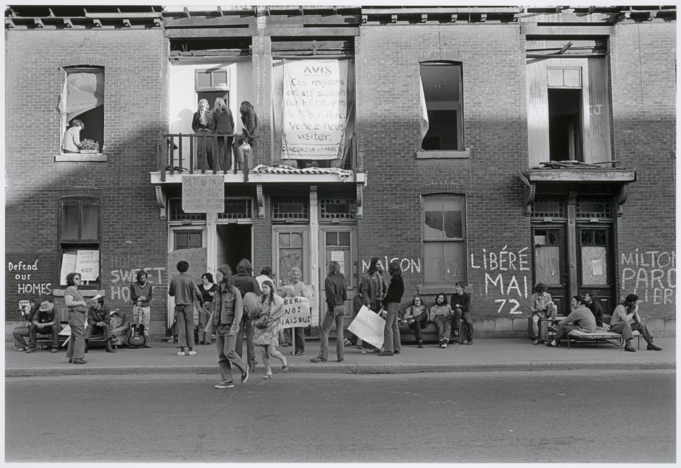 Milton Park Project: Occupation of closed houses at 7 am, 289/299 Prince Arthur West, Montréal, Québec
