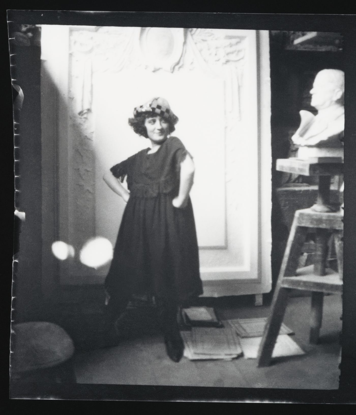 Photographie d'une femme à l'intérieur du Studio Cormier