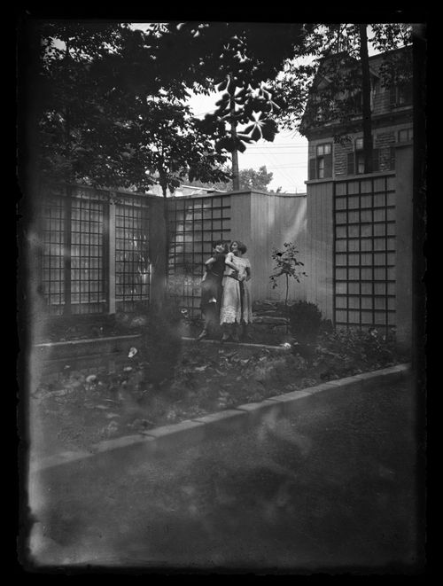 Portrait de Clorinthe et Cécile Perron posant dans le jardin du studio d'Ernest Cormier, Montréal