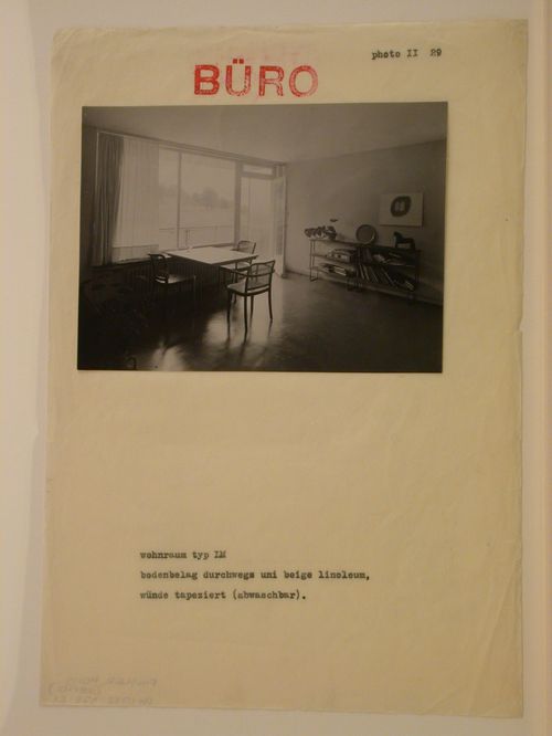 Interior view of the living room of a Type LM model apartment showing the linoleum floor and furniture designed by Max Ernst Haefeli, Le Corbusier, Pierre Jeanneret and Charlotte Perriand, Werkbundsiedlung Neubühl, Zurich, Switzerland