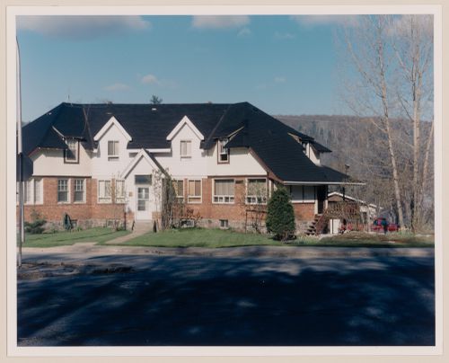 Section 2 of 2 of Panorama of houses on avenue Murer and "Venetian" well at the corner of chemin Kipawa looking south, Témiscaming, Quebec
