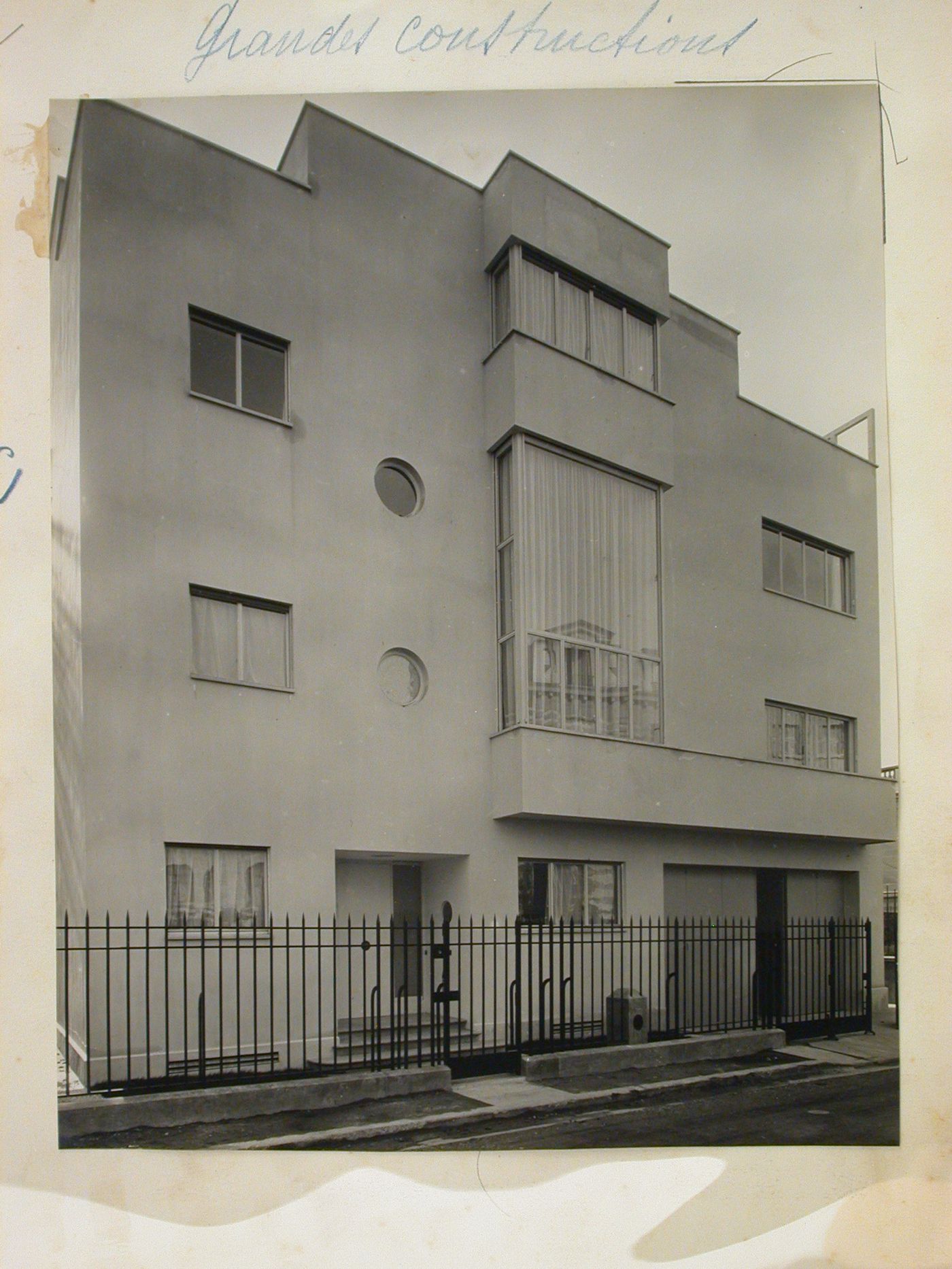 View of the Jacques Heim villa or Hôtel Heim, showing the façade with two oculi and a large rectangular window, iron gate and garage doors, Neuilly, France