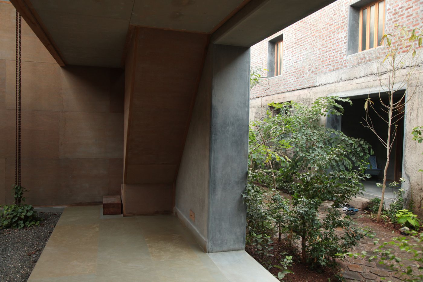 Saat Rasta : view of threshold between interior courtyard and central passageway