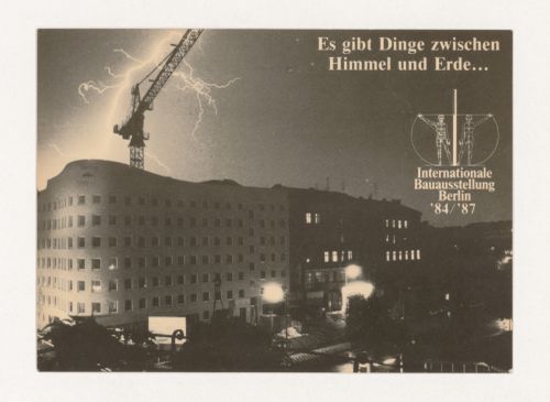 Postcard with view of Edificio de Apartamentos Bonjour Tristesse [Bonjour Tristesse residential complex], Berlin