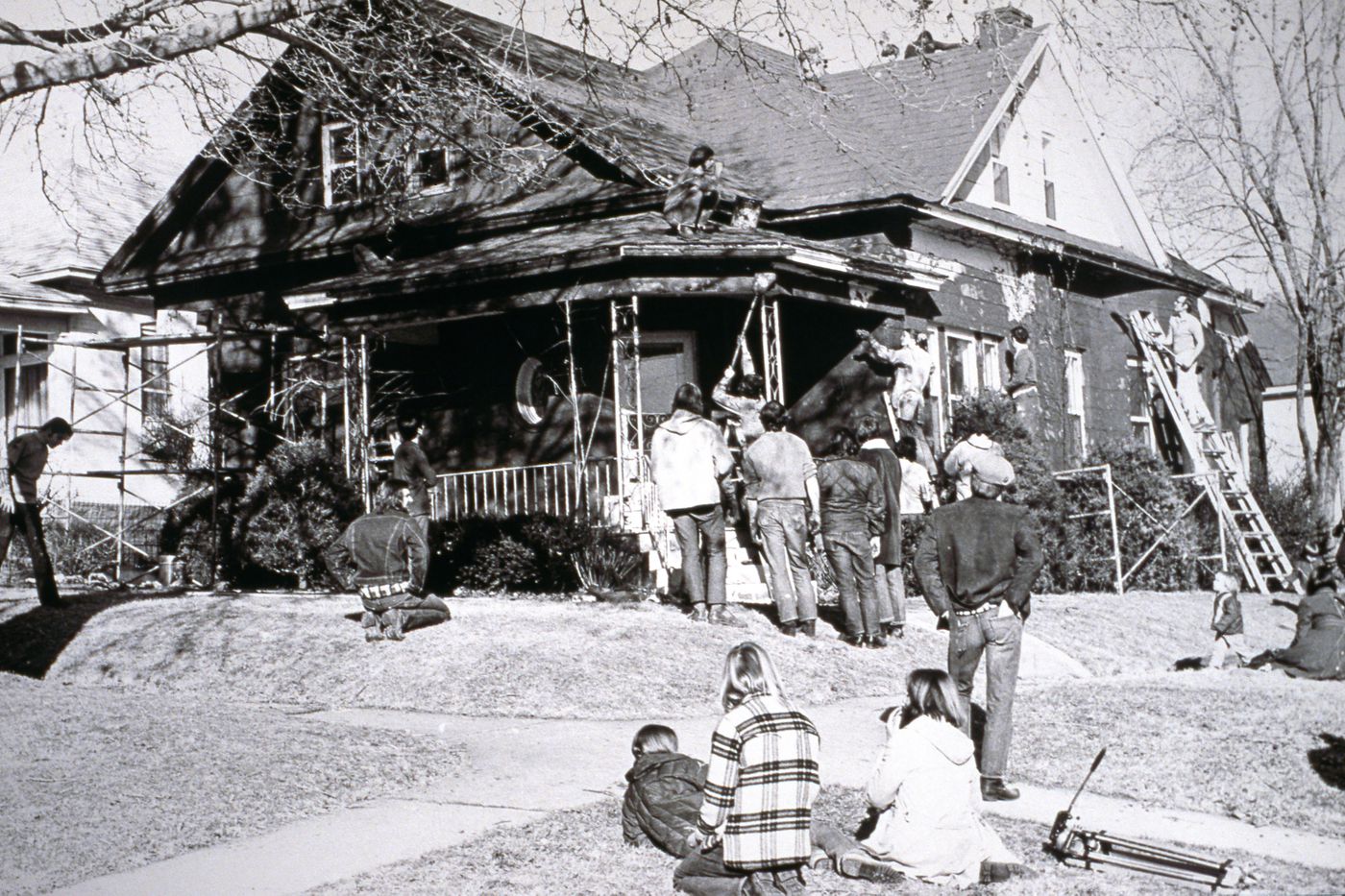 Photograph of Pettena's students working on Clay House