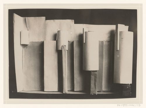 Photograph of a student model on the topic "Construction of Frontal Surface Based on Vertical, Horizontal and Inclined Combination of Two or More Rhythmical Rows" for the "Space" course at the Vkhutemas, Moscow