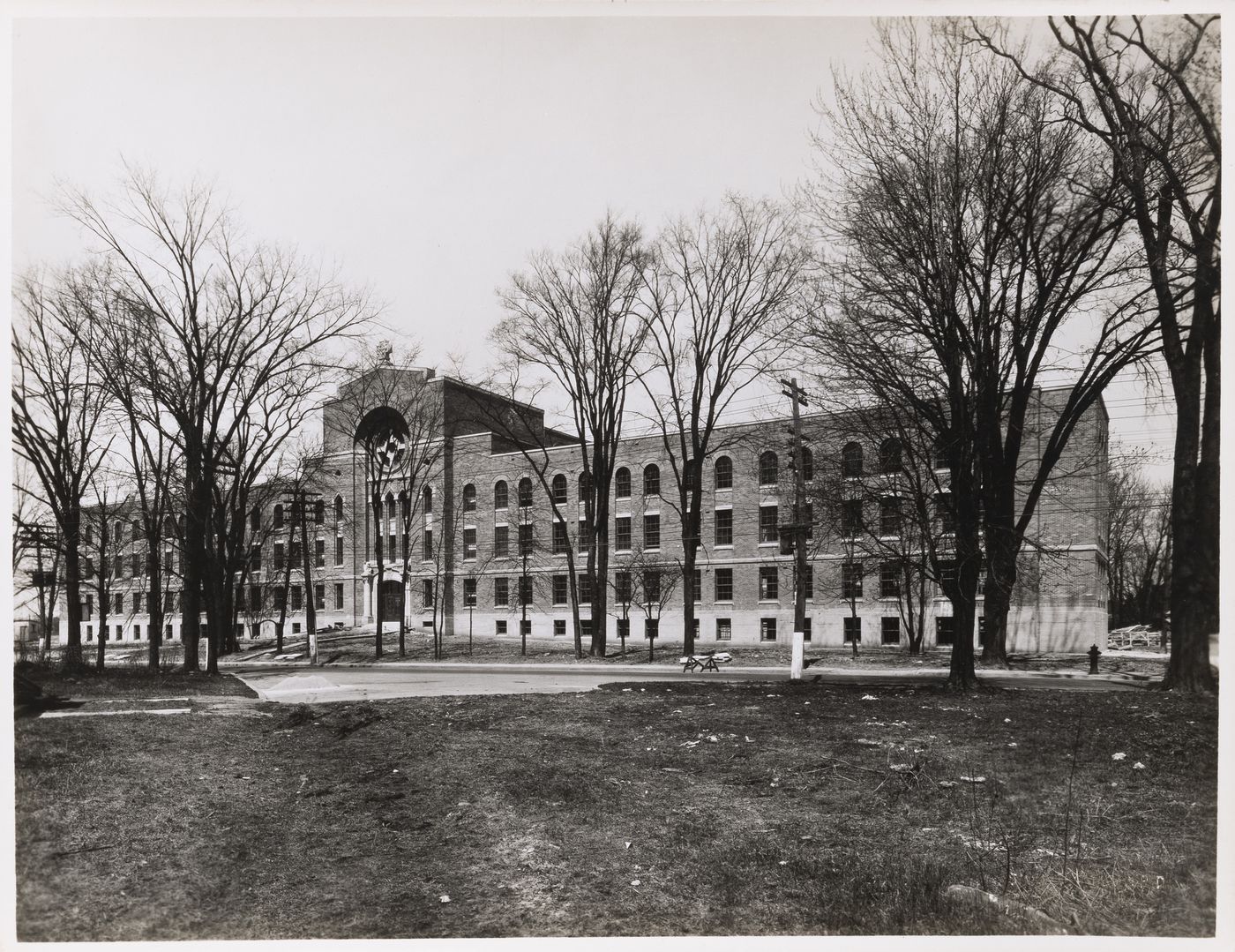 View of the principal façade of Hôpital Notre-Dame-de-la-Merci, 555 boulevard Gouin Ouest, Montréal, Québec