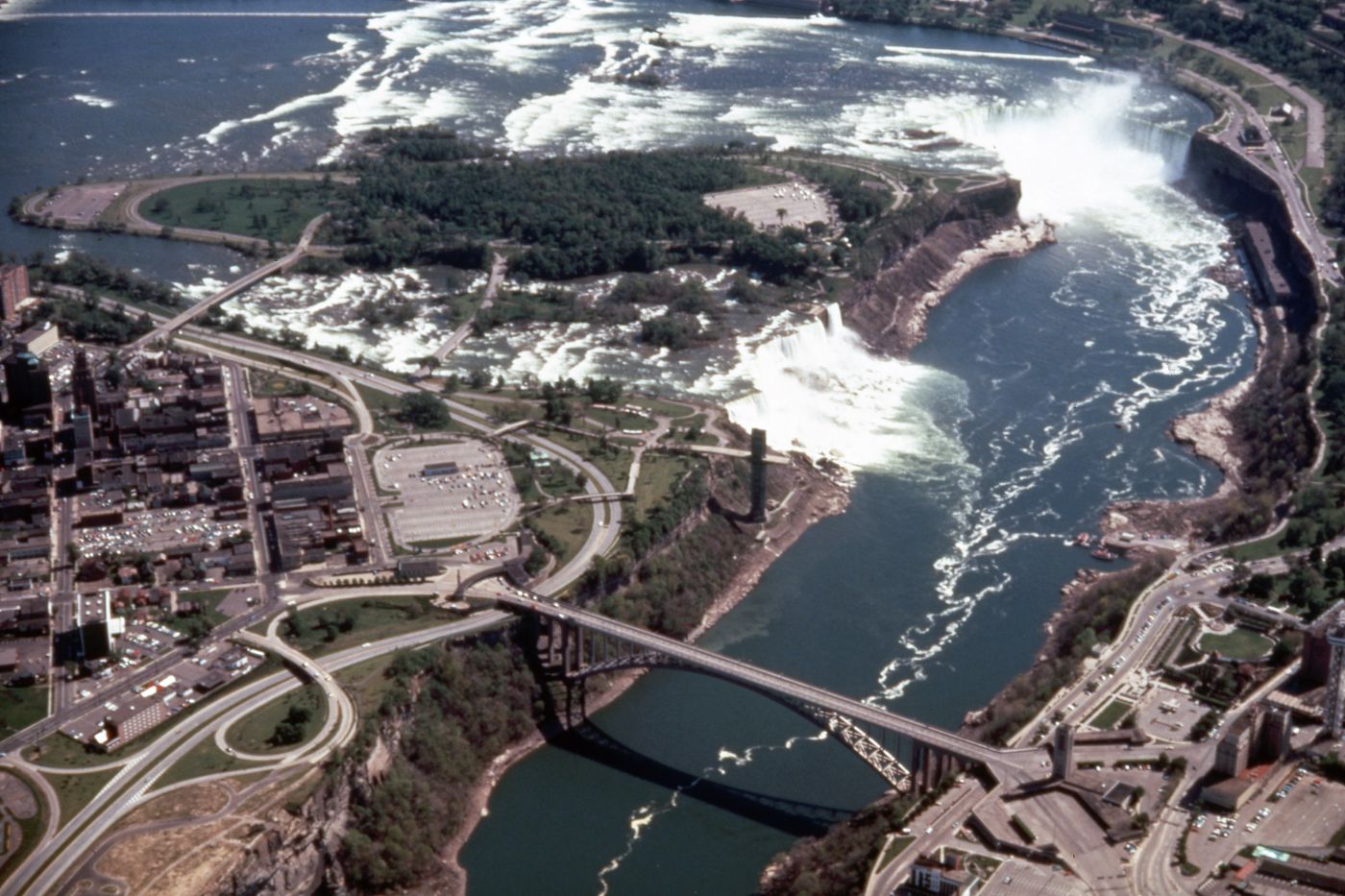 Photograph of Niagra Falls State Park for research for Olmsted: L'origine del parco urbano e del parco naturale contemporaneo