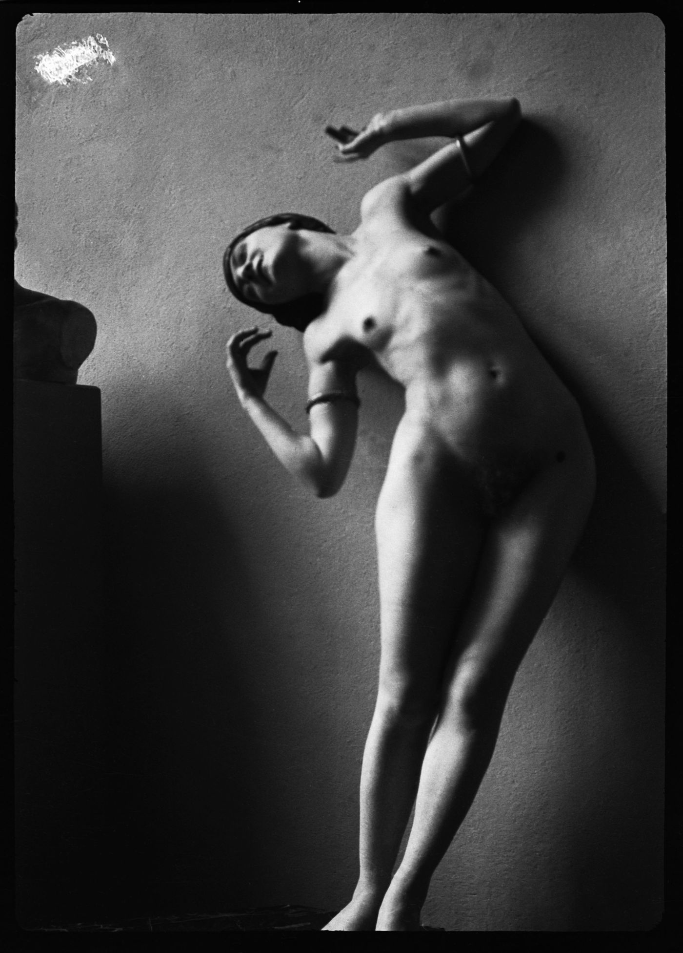 Portrait de Clorinthe Perron posant nue