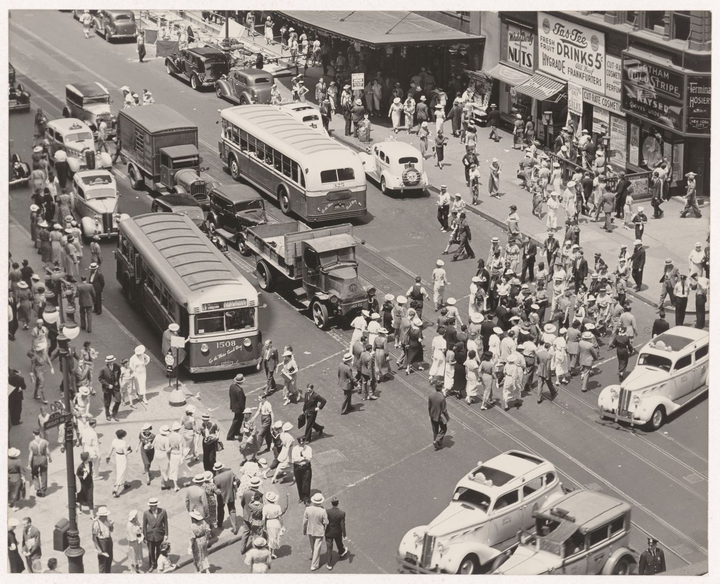 Herald Square: 34th Street and Broadway, Manhattan