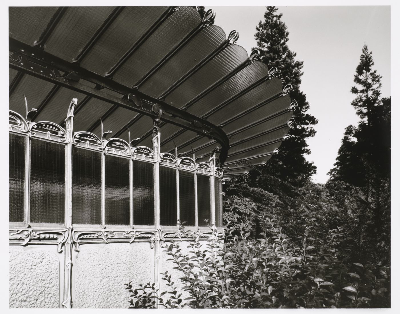 Detail of the decorative ironwork and glazing of a lateral façade and the roof of the Entrée Guimard, Gare Dauphine of the Metropolitain [subway system], between avenue Foch and boulevard de l'Amiral, Paris, France