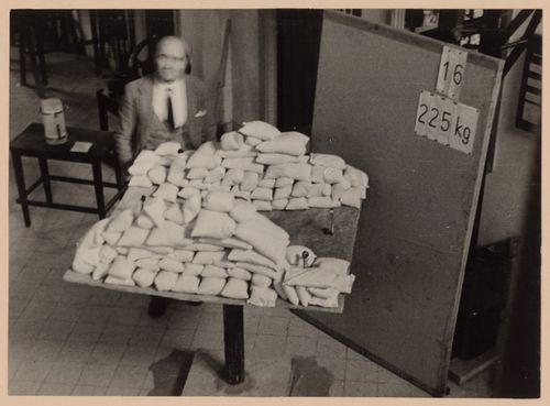 Photograph of an unidentified man doing weight support tests for Una nueva bóveda cáscara, Córdoba, Argentina