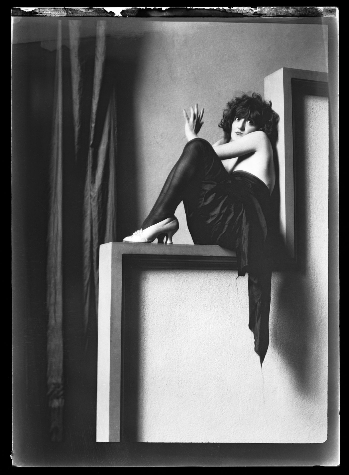 Portrait de Clorinthe Perron posant dans le studio d'Ernest Cormier, Montréal