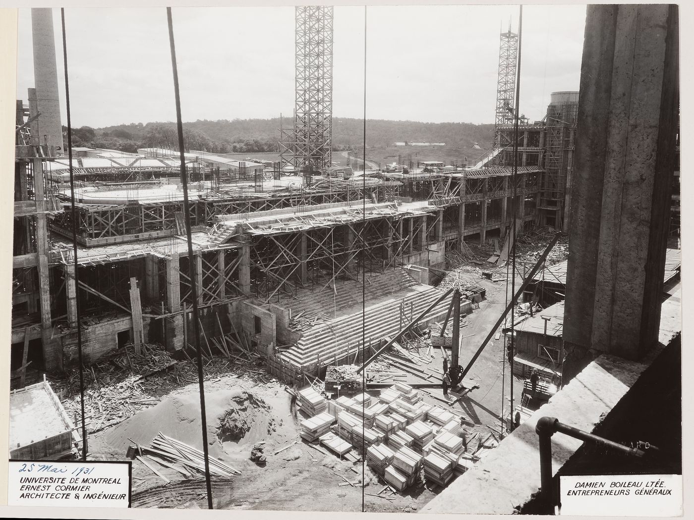 Photographie de la construction de la façade principale, Pavillon principal et campus, Université de Montréal, Montréal, Canada