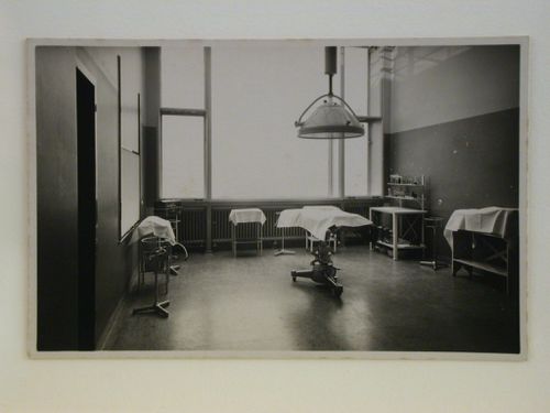 The Diaconessen - inrichting extension, operating room [?] with bed under light, Rotterdam, Netherlands