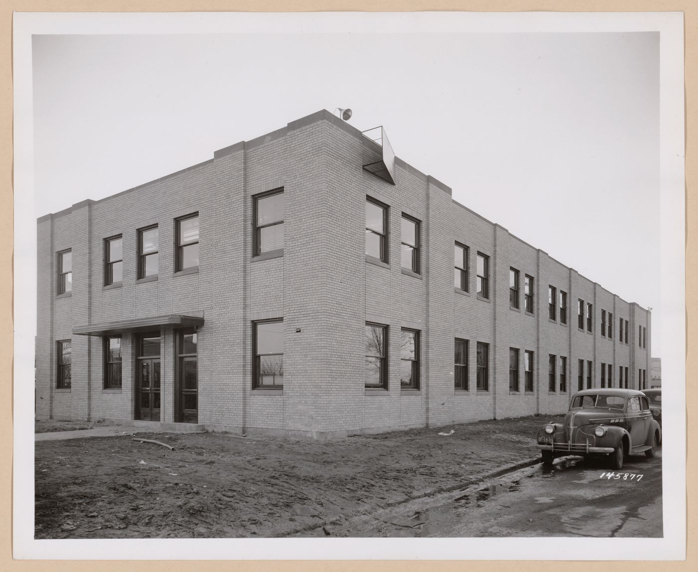 View of the principal and lateral façades of the Personnel Building, General Motors Corporation Truck and Coach division Pontiac Plant, Pontiac, Michigan