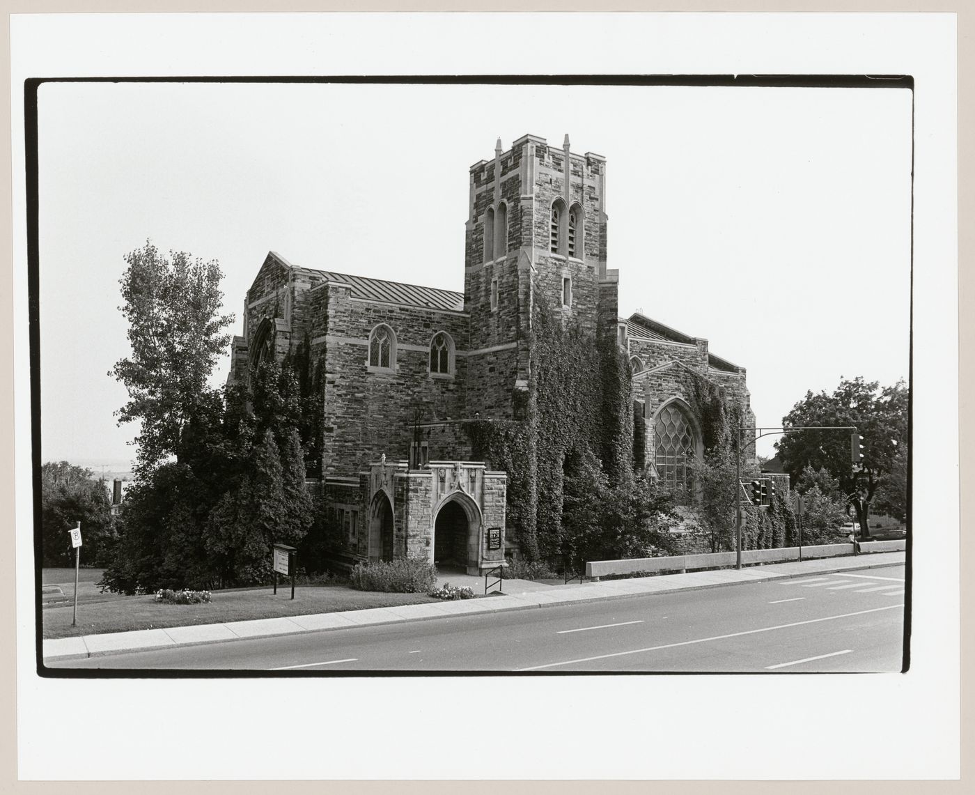 View of the principal and lateral façades of Saint Andrew's Dominion-Douglas United Church, 687 Roslyn Street, Westmount, Québec