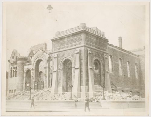 Ancienne église Saint-Louis-de-France, coin des rues Roy et Laval, Montréal, Québec : Vue des ruines après l'incendie de 1933