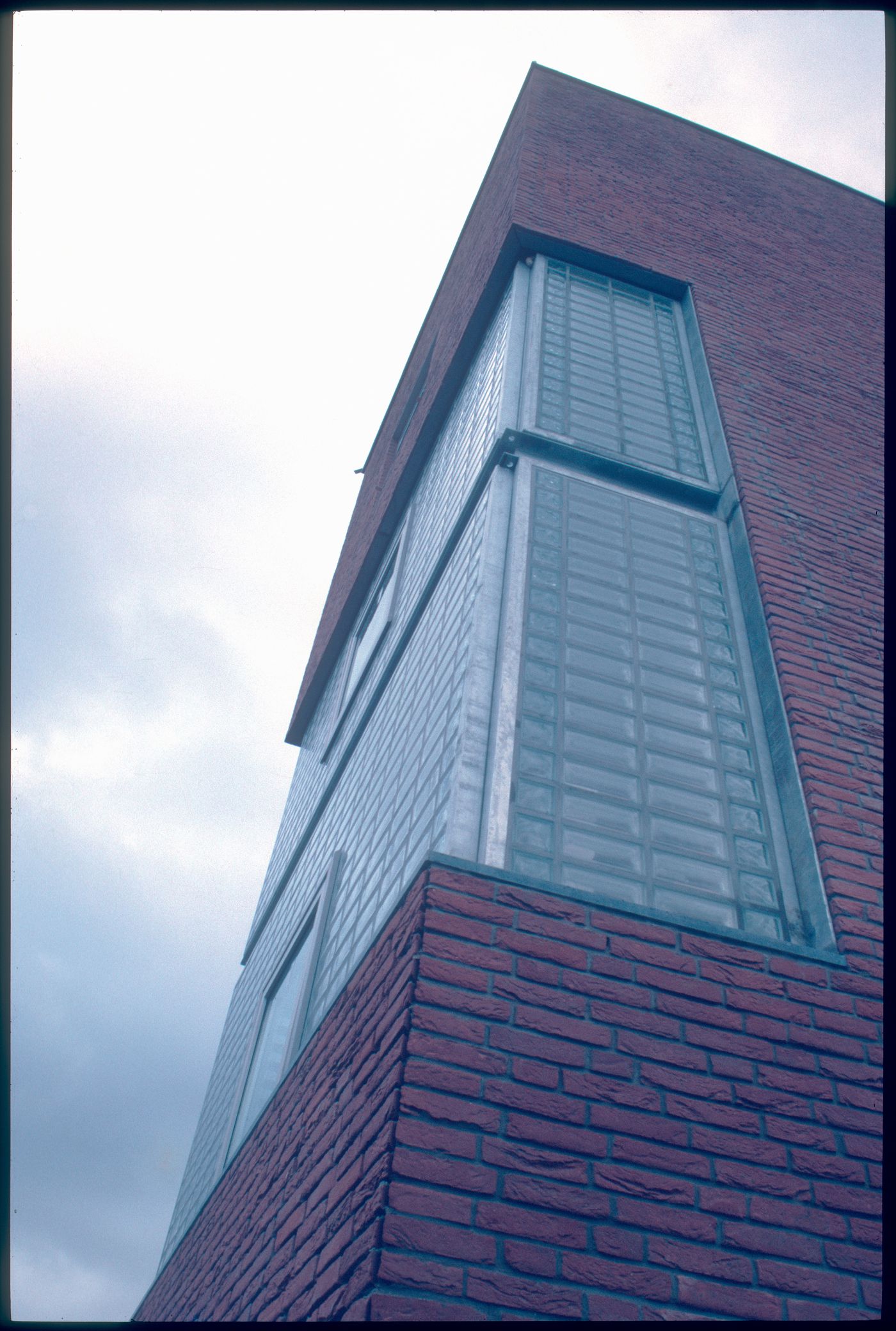 Detail view of Duas habitações e duas lojas [Housing and shopping complex, Schilderswijk], The Hague, The Netherlands