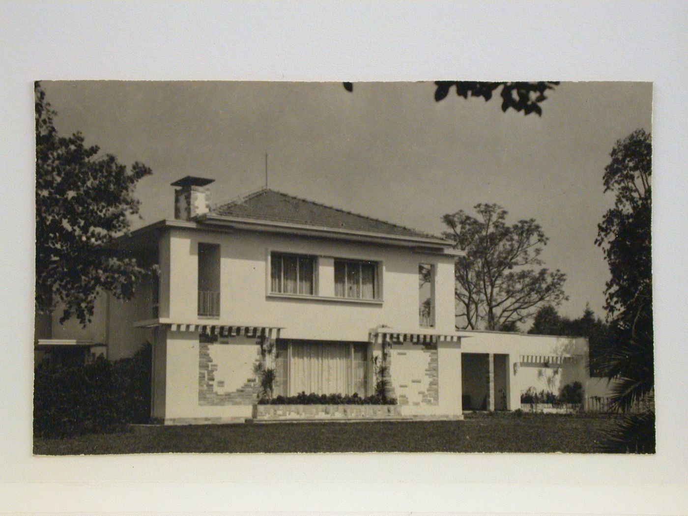 Unidentified country: unidentified house, side view