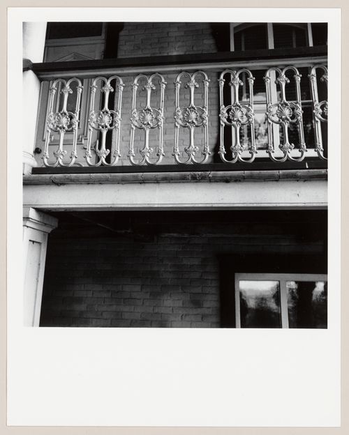 Rampe d'un balcon en fer forgé, près de  L'Islet-sur-Mer, Québec