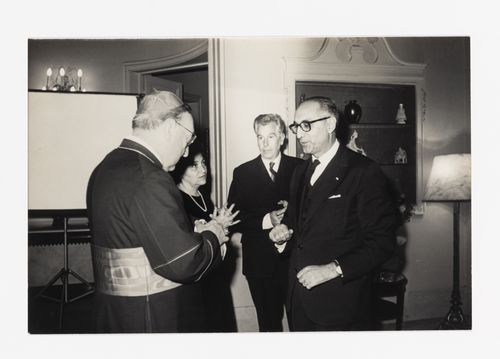 Photograph of Amancio Wiliams with Argentinian president Arturo Frondizi, Monseñor Octavio Darisi, and an unidentified woman