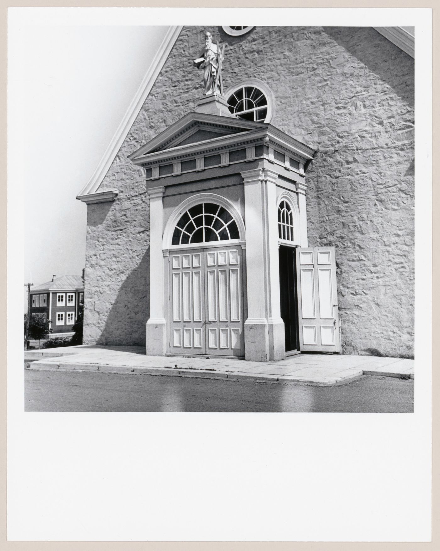 Entrée de l'église de Saint-André-de-Kamouraska, Québec