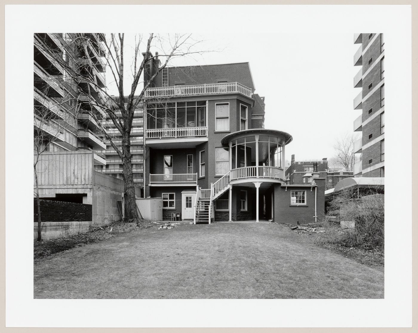View of the rear façade of Slessor House showing the garage, balconies and circular porch, 1538 avenue Dr. Penfield, Montréal, Québec