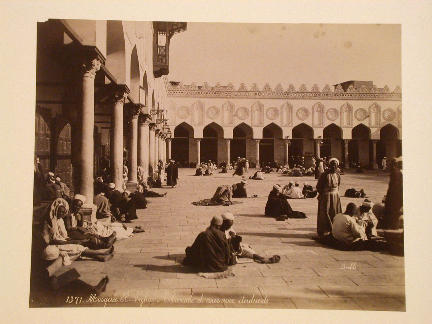 Mosquée El-Azhar, colonnade et cour avec étudiants, Damas, Syrie