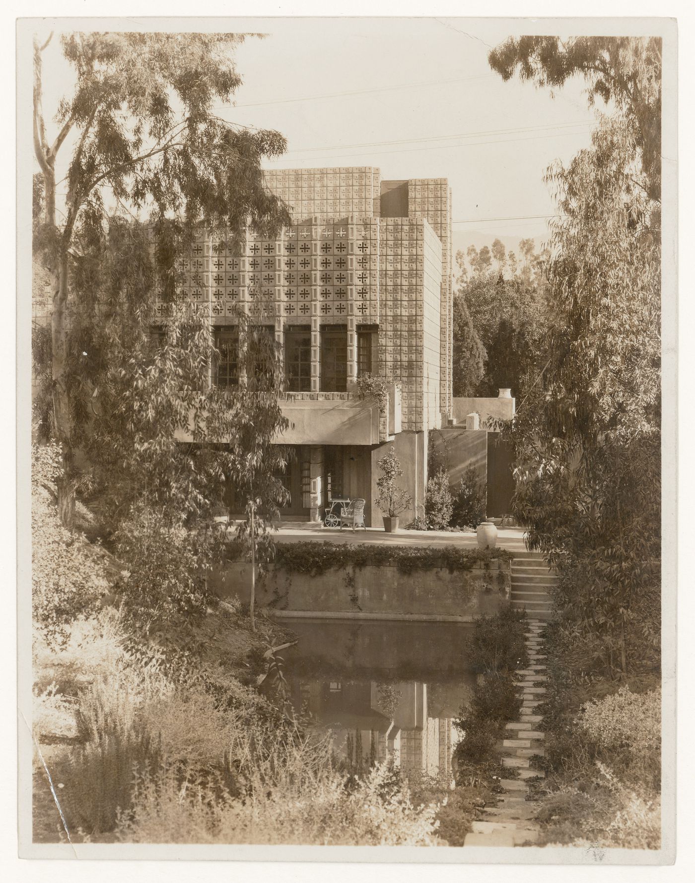 Exterior view of La Miniatura showing the pool, Pasadena, California