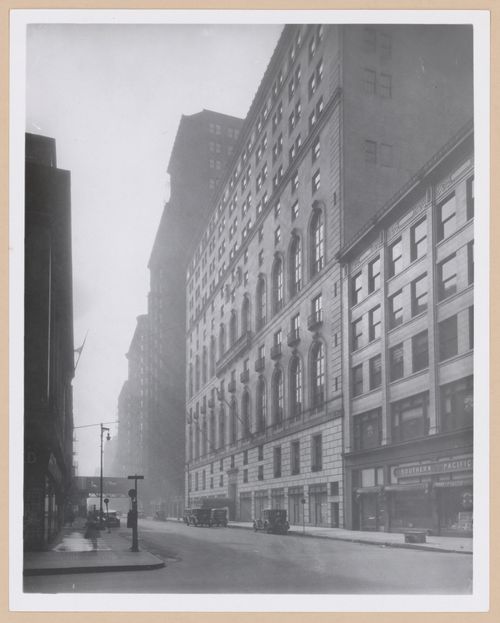 Oblique view of the principal façade of the Standard Club Building, Chicago, Illinois