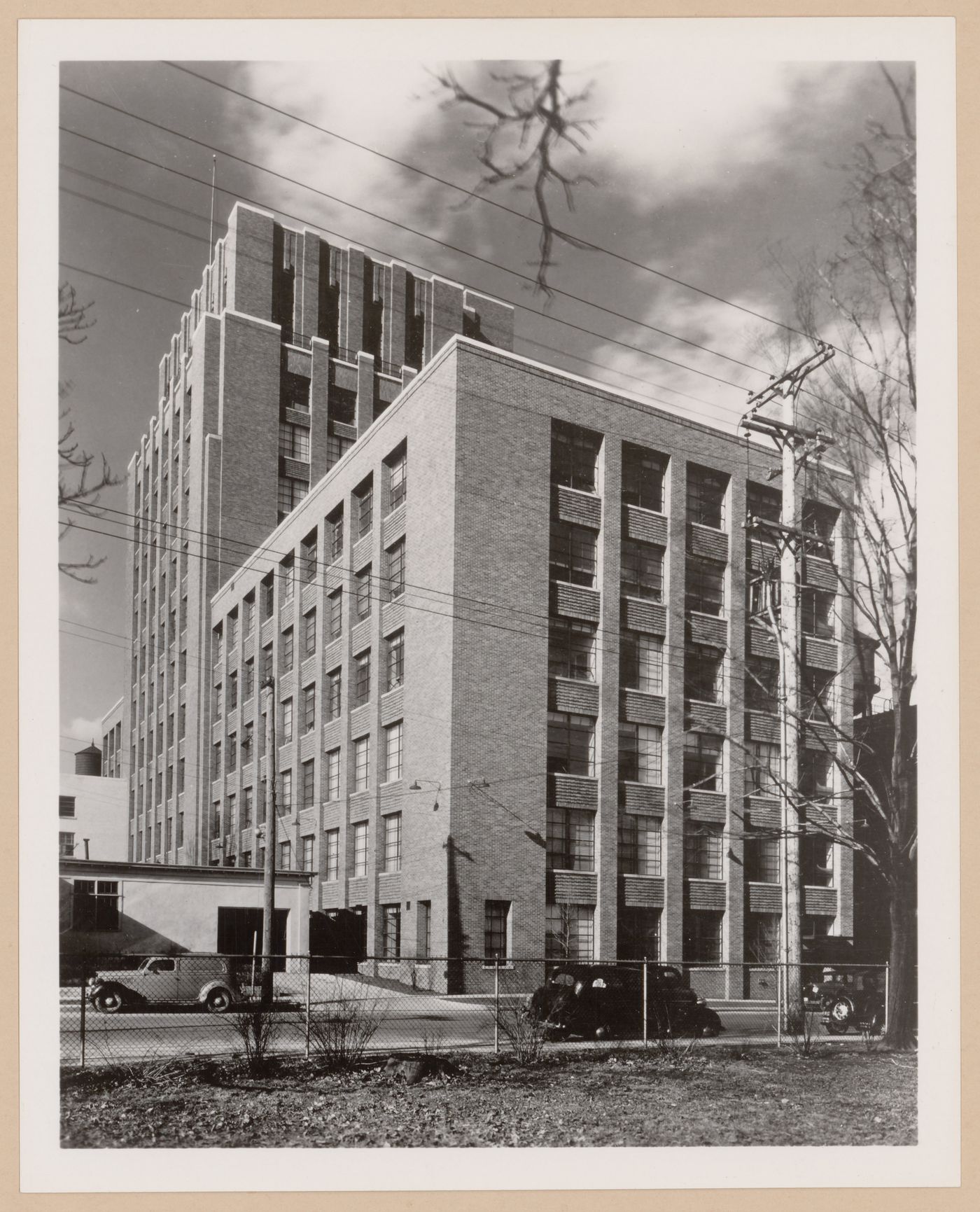 View of the principal and lateral façades of the Manufacturing Building, The Upjohn Company Assembly Plant, Kalamazoo, Michigan
