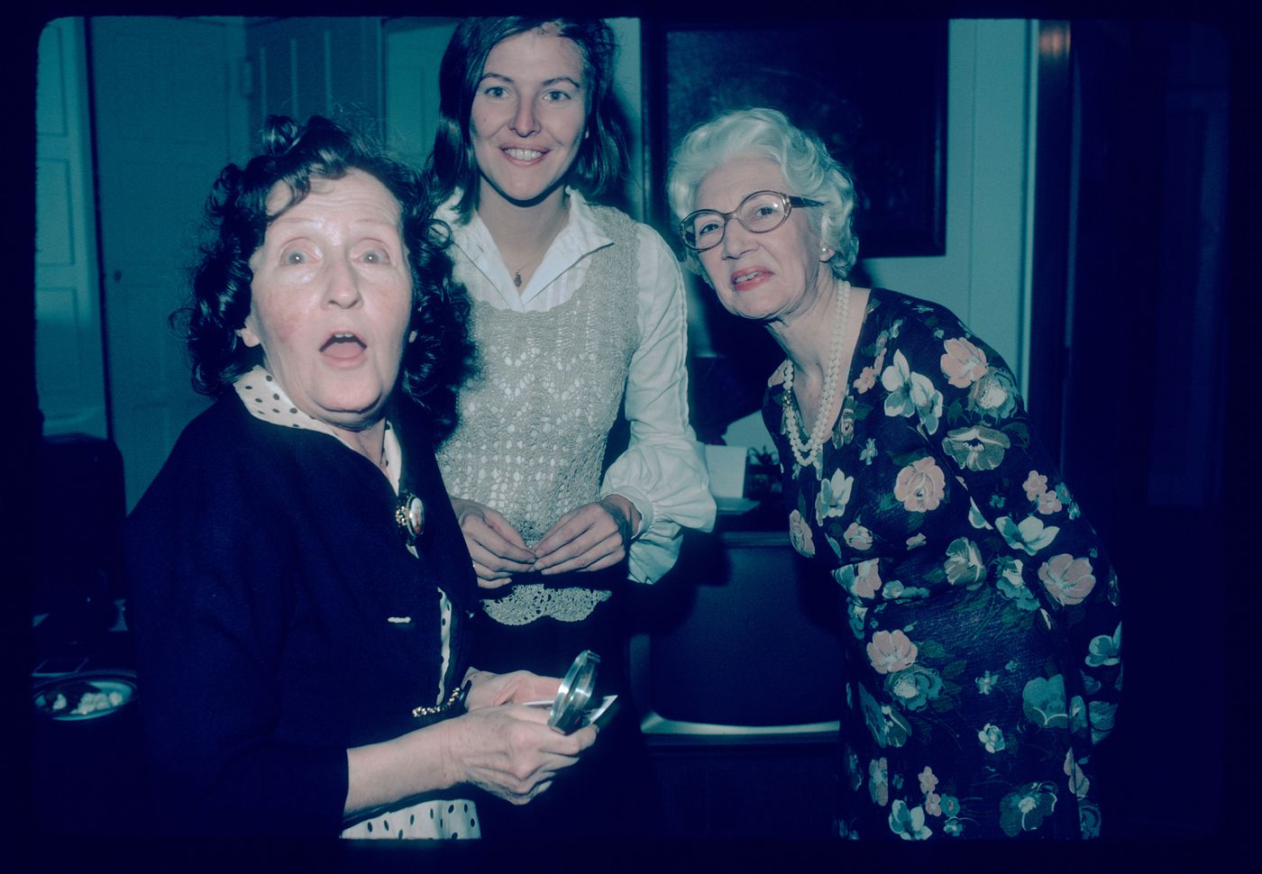 Portrait de trois femmes, dont Clorinthe Perron (à gauche)