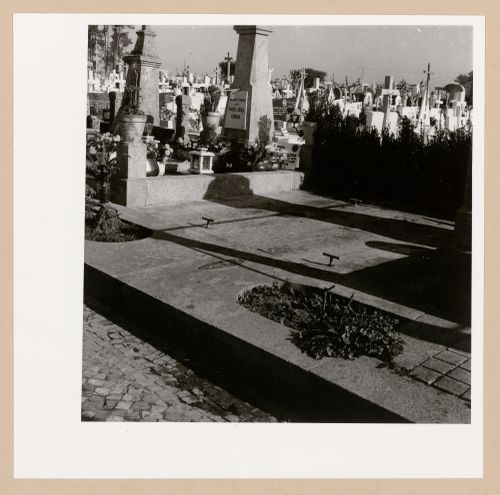 View of Jazigo da Família Martins Camelo no cemetério do Sendim, Matosinhos, Portugal