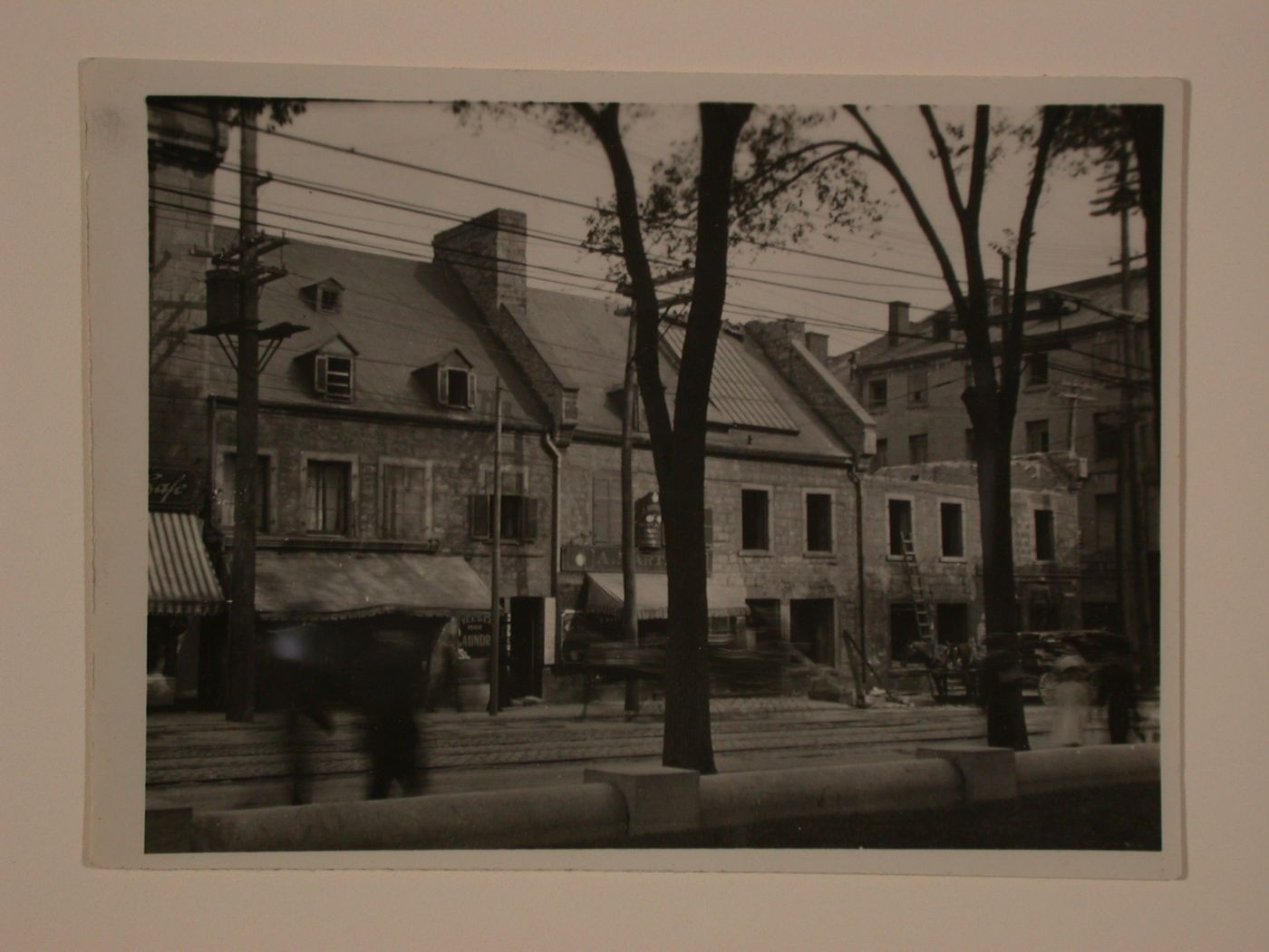 Photograph of rue Notre-Dame, Montréal ?