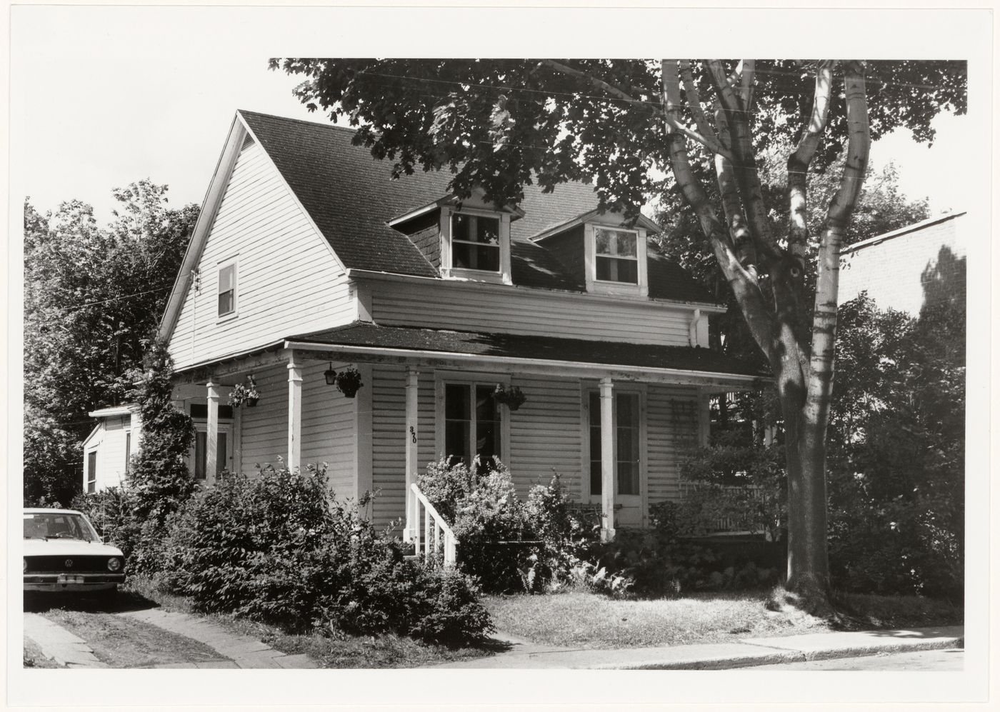 View of the principal and lateral façades of a house, 370 Lansdowne Avenue, Westmount, Québec